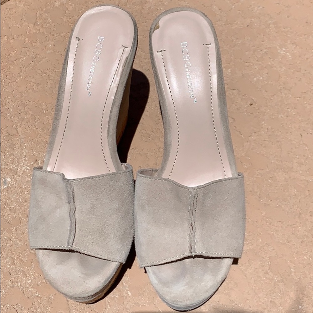 BCBG Generation size 9 TAN SUEDE 5” PLATFORM/WEDGE